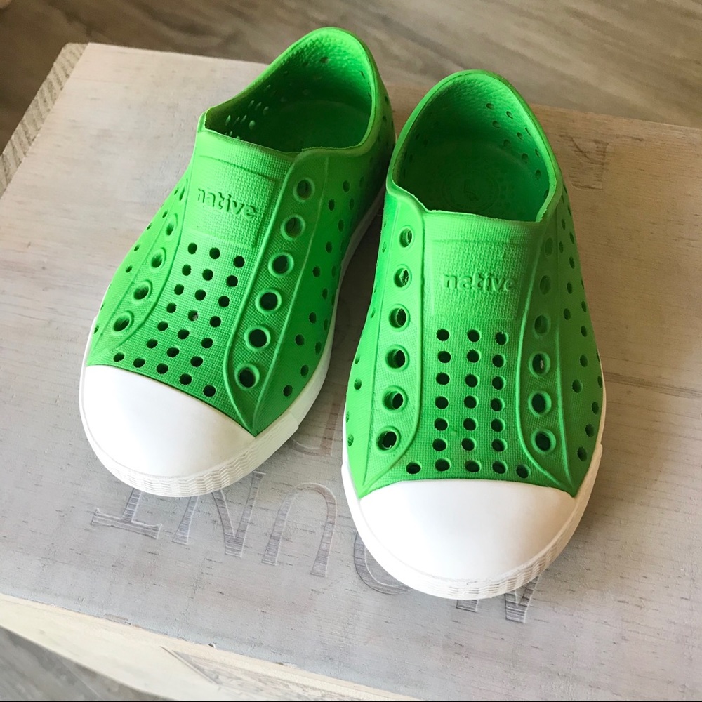 Native Jefferson kelly green shoes size 6